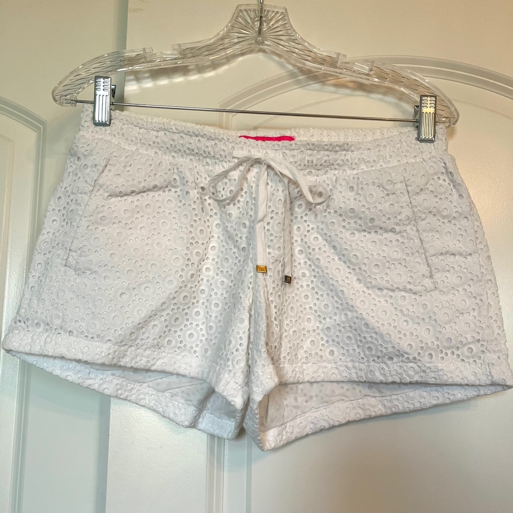 Laced white Lilly Pulitzer dress shorts, size small.